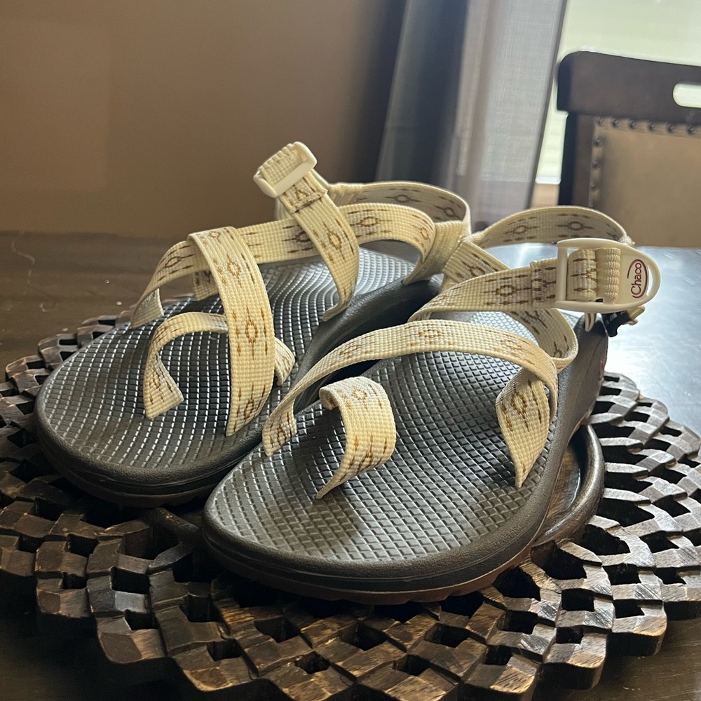 Chaco Z/Cloud 2 Oculi Sand Cream Brown Sandals in size 8